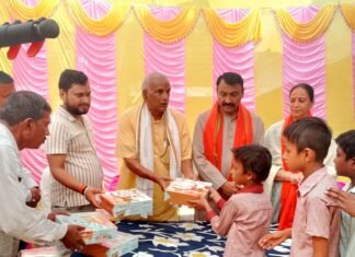 पीएम मोदी के जन्मदिन पर 400 बच्चों को सामग्री बांटी:पानी बोतल-ज्योमेट्री बॉक्स दिए, भिनगा विधानसभा मे सक्रियता बढ़ाई