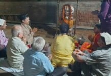 विश्वकर्मा पूजा पर सजीं लोहे की दुकानें:बस्ती के कई इलाकों में दुकानदारों ने की पूजा-अर्चना, बांटी मिठाइयां