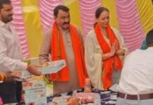 पूर्व ब्लॉक प्रमुख ने 250 बच्चों को बांटे टिफिन:श्रावस्ती के स्वामी दयानंद सरस्वती विद्या मंदिर में हुआ आयोजन, बच्चों के चेहरे खिले