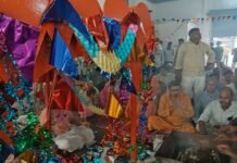 मुंडेरवा में भगवान विश्वकर्मा की जयंती मनाई गई:चीनीमिल, सब स्टेशन सहित कई जगहों पर प्रतिमाएं स्थापित कर पूजा हुई, कर्मचारियों को अंग वस्त्र भी मिले