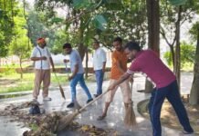पीएम के जन्मदिन पर कार्यकर्ताओं ने मंदिर में की पूजा:अमोढ़ा के रामरेखा मंदिर में हनुमान चालीसा का पाठ कर बांटा प्रसाद