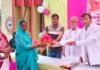 सिद्धार्थनगर में सेवा संकल्प अभियान शुरू, गर्भवती महिलाओं को बांटे:गांव-गांव पहुंचेगी स्वास्थ्य सेवाओं की जानकारी, 2026 तक चलेगा अभियान