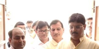 पीएम मोदी के जन्मदिन पर विधायक ने बांटे फल:नौतनवा में 'सेवा संकल्प अभियान' के तहत युवाओं ने किया रक्तदान
