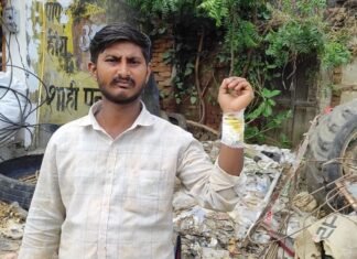 कप्तानगंज में दिनदहाड़े चाकूबाजी, दुकानदार पिता-पुत्र घायल:बाइक सवार युवकों ने किया हमला, एक आरोपी गिरफ्तार; पुलिस जांच में जुटी