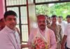 पीएम मोदी के जन्मदिन पर विधायक ने अस्पताल में बांटे-फल:श्रावस्ती के इकौना सीएचसी में मरीजों से मिलकर जाना हालचाल