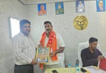 विक्रमजोत में सेवा संकल्प अभियान: मरीजों को फल-अल्पाहार बांटा:ब्लॉक प्रमुख कृष्ण कुमार सिंह ने 98 मरीजों को फल बांटे, अस्पताल का निरीक्षण भी किया