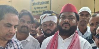 सपा नेता ने अघोषि:बांसी में रात के समय बिजली बंद होने से लोग परेशान, अधिशासी अभियंता से की शिकायत