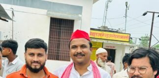जमुनहा बाजार की बिजली समस्या पर समाजसेवी पहुंचे पावर हाउस:अधिकारियों ने जल्द समाधान का आश्वासन दिया, व्यापारियों को मिलेगी राहत