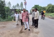 पीएम मोदी के जन्मदिन पर चला स्वच्छता अभियान:खुद झाड़ू लेकर सड़क पर उतरे, लोगों को जागरूक किया
