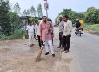 पीएम मोदी के जन्मदिन पर चला स्वच्छता अभियान:खुद झाड़ू लेकर सड़क पर उतरे, लोगों को जागरूक किया