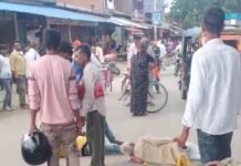बस्ती में जमीन विवाद से परेशान लोग सड़क पर लेटे:लालगंज चौकी के सामने सुनवाई न होने का आरोप लगाकर किया प्रदर्शन