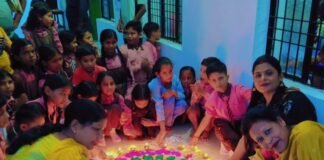 पीएम श्री स्कूल मूडघाट में मनाया गया मोदी का जन्मदिन:संकल्प यात्रा के तहत बच्चों ने काटा केक, स्कूल को गुब्बारों और दीपों से सजाया।