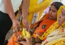पीएम मोदी के जन्मदिन पर बनकटी अस्पताल में फल बांटे:सेवा दिवस के रूप में मनाया गया, भाजपा नेताओं ने की मरीजों के जल्द ठीक होने की कामना