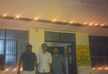पीएम की उपलब्धियां और विकसित भारत संकल्प जन-जन तक पहुंचाएंगे:श्रावस्ती के इकौना ब्लॉक में कृषि अधिकारियों ने दीप जलाकर मनाया कार्यक्रम
