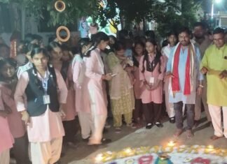 प्रधानमंत्री के जन्मदिन पर कस्तूरबा विद्यालय में रंगोली कार्यक्रम:छात्राओं ने बनाई आकर्षक रंगोलियां, नगर पंचायत के लोग भी हुए शामिल