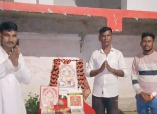 श्रावस्ती के धोबिया में धूमधाम से हुई विश्वकर्मा पूजा:बाबा हरिभजन दास कुट्टी परिसर में श्रद्धालुओं ने की सुख-समृद्धि की कामना, भजन-कीर्तन भी हुए