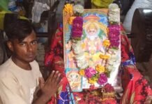 श्रावस्ती के एकघरवा में धूमधाम से हुई विश्वकर्मा पूजा:श्रद्धालुओं ने भगवान विश्वकर्मा का आशीर्वाद लिया, सुख-समृद्धि की कामना की