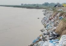 दैनिक भास्कर की खबर का असर:श्रावस्ती में सिसवारा घाट पर अधिकारियों ने तुरंत कार्रवाई कर रोका कटान