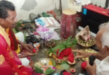 परसिया पुल पर ABS शर्मा इलेक्ट्रॉनिक पर विश्वकर्मा पूजा:धूमधाम से मनाई गई, डीजे और ढोल भी बजे, आसपास के लोग हुए शामिल