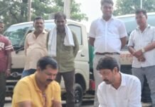 नगर पंचायत अध्यक्ष राकेश जायसवाल ने की विश्वकर्मा पूजा:वाहनों-औजारों की पूजा कर शिव मंदिर साफ किया, PM मोदी के जन्मदिन पर केक भी काटा