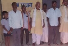आतिशबाजी और दीपों के साथ मनाया PM का जन्मदिन:जमुनहा के पटना में भाजपा कार्यकर्ताओं ने बांटी मिठाई