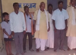 आतिशबाजी और दीपों के साथ मनाया PM का जन्मदिन:जमुनहा के पटना में भाजपा कार्यकर्ताओं ने बांटी मिठाई