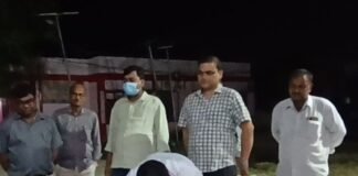 इकौना सीएचसी में दीप जलाकर मनाया पीएम मोदी का जन्मदिन:डॉक्टरों और स्वास्थ्यकर्मियों ने की स्वस्थ व दीर्घायु जीवन की कामना