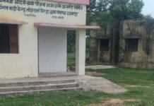 आंगनवाड़ी केंद्र के सामने गंदगी, बच्चों को बीमारियों का डर:लोहरासपुर निरहा में बदबू और मच्छरों से परेशानी