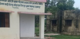 आंगनवाड़ी केंद्र के सामने गंदगी, बच्चों को बीमारियों का डर:लोहरासपुर निरहा में बदबू और मच्छरों से परेशानी