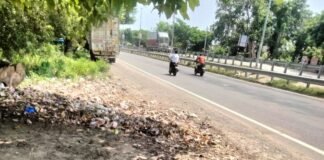 शंकरपुर में सफाई कर्मचारी नहीं:राष्ट्रीय राजमार्ग 27 किनारे जमा गंदगी, पहले दो-तीन कर्मचारी थे तैनात