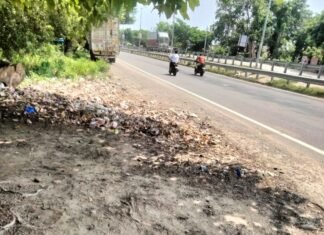 शंकरपुर में सफाई कर्मचारी नहीं:राष्ट्रीय राजमार्ग 27 किनारे जमा गंदगी, पहले दो-तीन कर्मचारी थे तैनात