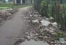मल्हीपुर चौराहा से लाहौर कला जाने वाला रास्ता बदहाल:कूड़े के ढेर और बदबू से स्कूली बच्चे परेशान; बारिश में और बिगड़ते हैं हालात