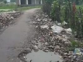 मल्हीपुर चौराहा से लाहौर कला जाने वाला रास्ता बदहाल:कूड़े के ढेर और बदबू से स्कूली बच्चे परेशान; बारिश में और बिगड़ते हैं हालात