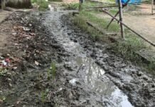 रेहरा की मुख्य सड़कें बदहाल, ग्रामीण परेशान:आजादी के इतने साल बाद भी विकास से दूर; स्कूली बच्चे और बुजुर्गों को परेशानी