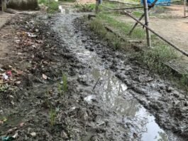रेहरा की मुख्य सड़कें बदहाल, ग्रामीण परेशान:आजादी के इतने साल बाद भी विकास से दूर; स्कूली बच्चे और बुजुर्गों को परेशानी