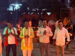 पीएम मोदी के जन्मदिन पर दीप प्रज्वलन:सिद्धार्थनगर के बाबा लोकेश्वर नाथ मंदिर में जलाया दीया, दीर्घायु की कामना