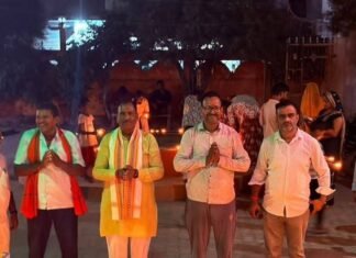 पीएम मोदी के जन्मदिन पर दीप प्रज्वलन:सिद्धार्थनगर के बाबा लोकेश्वर नाथ मंदिर में जलाया दीया, दीर्घायु की कामना