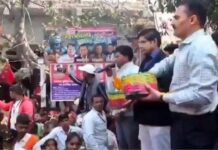 संभल: डीएम-एसपी का पुराना वीडियो वायरल, लिखा– नमाजियों पर कर रहे पुष्प वर्षा