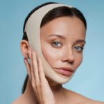 क्या चेहरे पर टेप लगाकर रखने से झुर्रियों होती है कम? जानिए डॉक्टर की राय