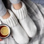 सर्दियों में मोजे पहनने के बाद भी लगती हैं पैरों में ठंड, जानिए वजह