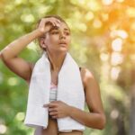 गर्मी में चेहरे पर बार-बार आ रहा है पसीना तो कैसे पाएं छुटकारा?