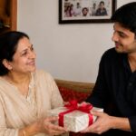 मदर्स डे पर मां को दें ये गिफ्ट्स, देखते ही चेहरे पर आ जाएगी मुस्कान