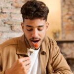 हर 2 घंटे पर खाने की आदत, सेहत के लिए नुकसानदायक है समझिए कैसे?