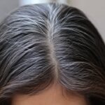 कम उम्र में सफेद हो रहे हैं बाल? अपनाएं ये देसी नुस्खे, काले हो जाएंगे