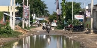 हुसैनाबाद बाजार में बारिश से जलभराव:वर्षों से बनी समस्या, राहगीरों को आवागमन में परेशानी