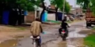 सड़क जर्जर, आवागमन मुश्किल:ग्रामीण परेशान, पीरनगर से पकड़ी चौराहा तक सीसी रोड की मांग