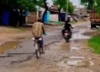 सड़क जर्जर, आवागमन मुश्किल:ग्रामीण परेशान, पीरनगर से पकड़ी चौराहा तक सीसी रोड की मांग