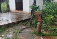 हैंड पंप खराब होने से पेयजल की किल्लत:वार्ड 11 में निवासी और राहगीर पानी की समस्या से परेशान