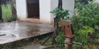 हैंड पंप खराब होने से पेयजल की किल्लत:वार्ड 11 में निवासी और राहगीर पानी की समस्या से परेशान