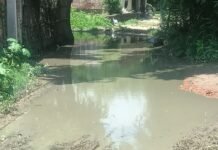 खरिहा में जलभराव की गंभीर समस्या:ग्रामीण परेशान, अधिकारियों पर कार्रवाई न करने का आरोप